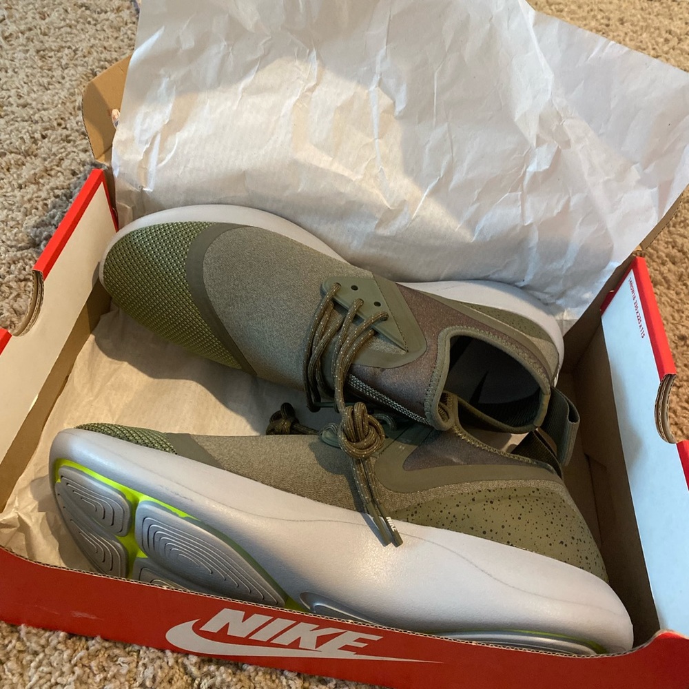 Nike Lunarcharge Essential shoe